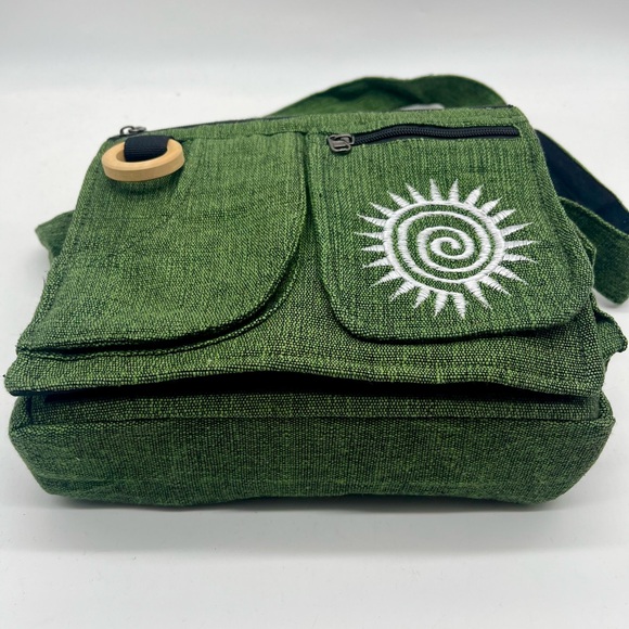 Chic Green Crossbody Bag with Spiral Accent, Handmade Multi-pocket EverydayBag - Picture 4 of 15